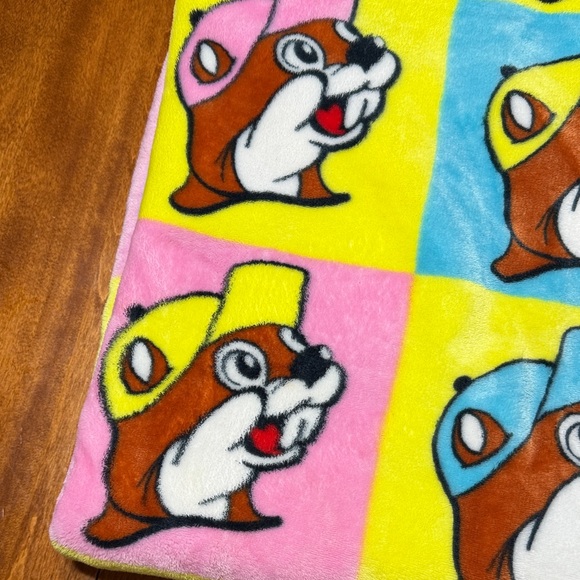 Colorful Buc-ee’s Pattern Throw Blanket - Picture 5 of 5